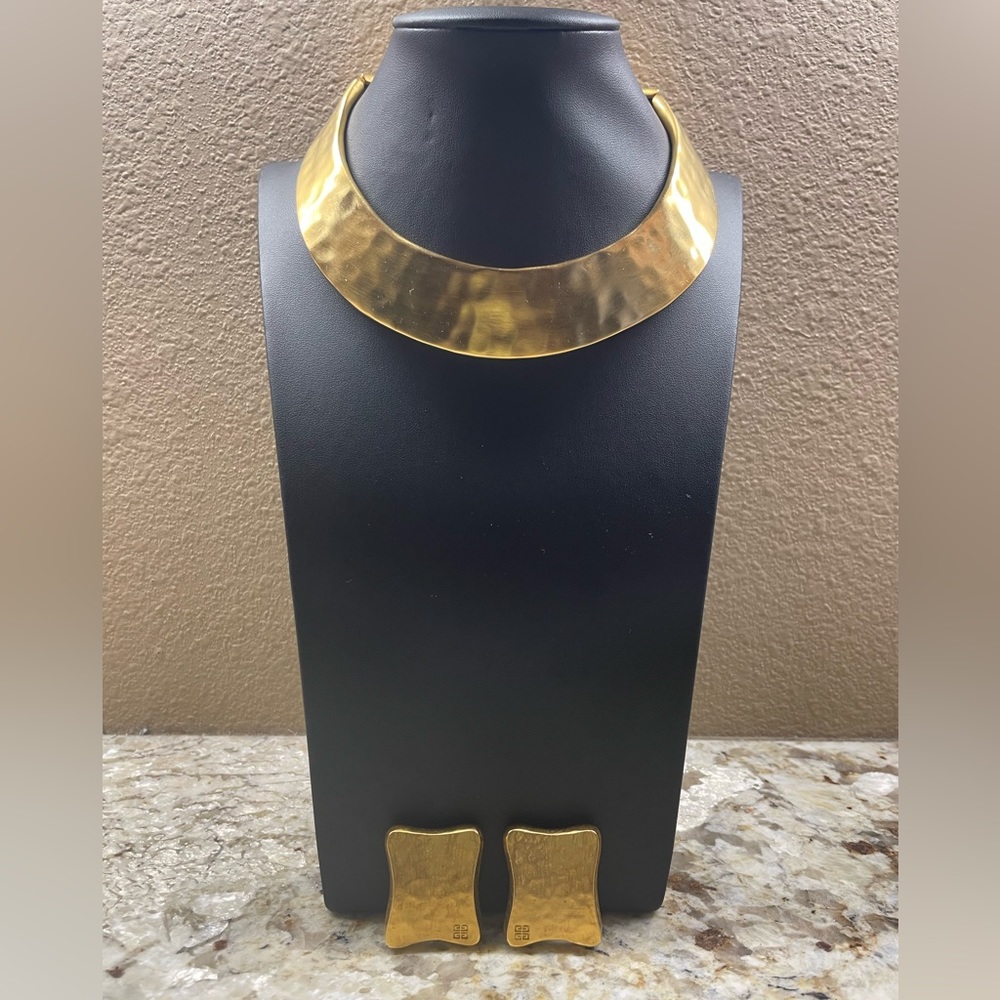 Beautiful Gold Choker and matching clip-on earrings